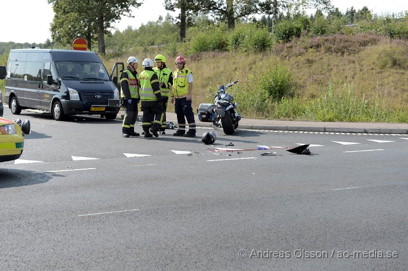 DSC_3349.JPG - Vid 15.53 larmades räddningstjänst, ambulans och polis till Mölletofta där det enligt första uppgifter ska ha varit en kollision mellan en lastbil och en motorcykel. När man kom fram till platsen låg det en motorcykel mitt i korsningen och man påbörjade återlivnings försök på mc föraren. Tyvärr gick inte mannens liv att rädda. Det är oklart hur olyckan har gått till och om motorcykeln har kolliderat med lastbilen eller inte. Vägen var helt avstängd under arbetet.