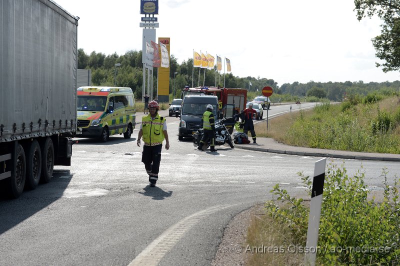 DSC_3350.JPG - Vid 15.53 larmades räddningstjänst, ambulans och polis till Mölletofta där det enligt första uppgifter ska ha varit en kollision mellan en lastbil och en motorcykel. När man kom fram till platsen låg det en motorcykel mitt i korsningen och man påbörjade återlivnings försök på mc föraren. Tyvärr gick inte mannens liv att rädda. Det är oklart hur olyckan har gått till och om motorcykeln har kolliderat med lastbilen eller inte. Vägen var helt avstängd under arbetet.