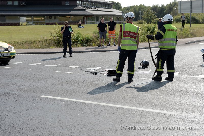 DSC_3353.JPG - Vid 15.53 larmades räddningstjänst, ambulans och polis till Mölletofta där det enligt första uppgifter ska ha varit en kollision mellan en lastbil och en motorcykel. När man kom fram till platsen låg det en motorcykel mitt i korsningen och man påbörjade återlivnings försök på mc föraren. Tyvärr gick inte mannens liv att rädda. Det är oklart hur olyckan har gått till och om motorcykeln har kolliderat med lastbilen eller inte. Vägen var helt avstängd under arbetet.