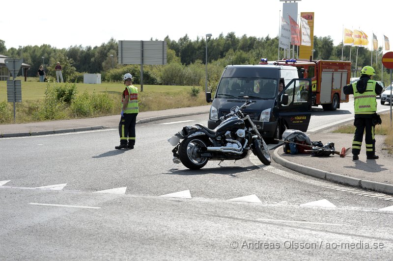 DSC_3355.JPG - Vid 15.53 larmades räddningstjänst, ambulans och polis till Mölletofta där det enligt första uppgifter ska ha varit en kollision mellan en lastbil och en motorcykel. När man kom fram till platsen låg det en motorcykel mitt i korsningen och man påbörjade återlivnings försök på mc föraren. Tyvärr gick inte mannens liv att rädda. Det är oklart hur olyckan har gått till och om motorcykeln har kolliderat med lastbilen eller inte. Vägen var helt avstängd under arbetet.