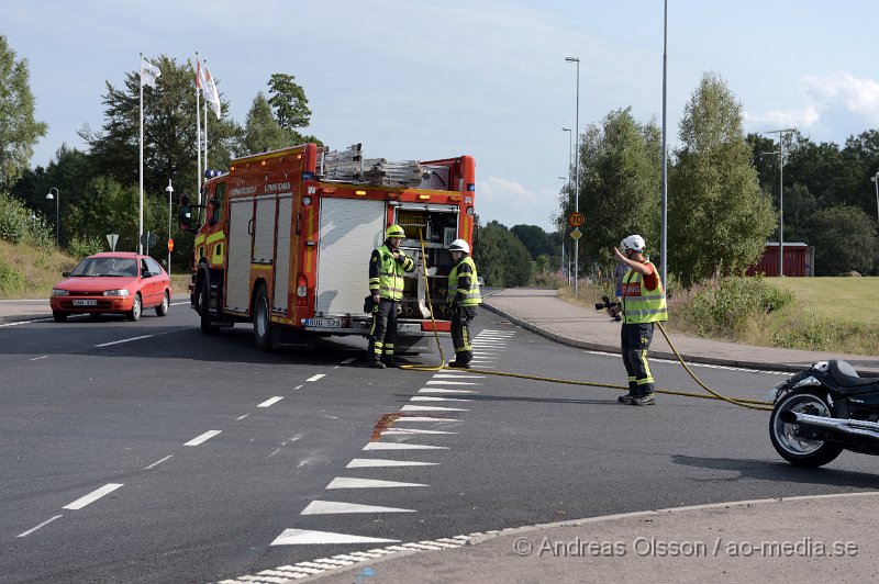 DSC_3356.JPG - Vid 15.53 larmades räddningstjänst, ambulans och polis till Mölletofta där det enligt första uppgifter ska ha varit en kollision mellan en lastbil och en motorcykel. När man kom fram till platsen låg det en motorcykel mitt i korsningen och man påbörjade återlivnings försök på mc föraren. Tyvärr gick inte mannens liv att rädda. Det är oklart hur olyckan har gått till och om motorcykeln har kolliderat med lastbilen eller inte. Vägen var helt avstängd under arbetet.