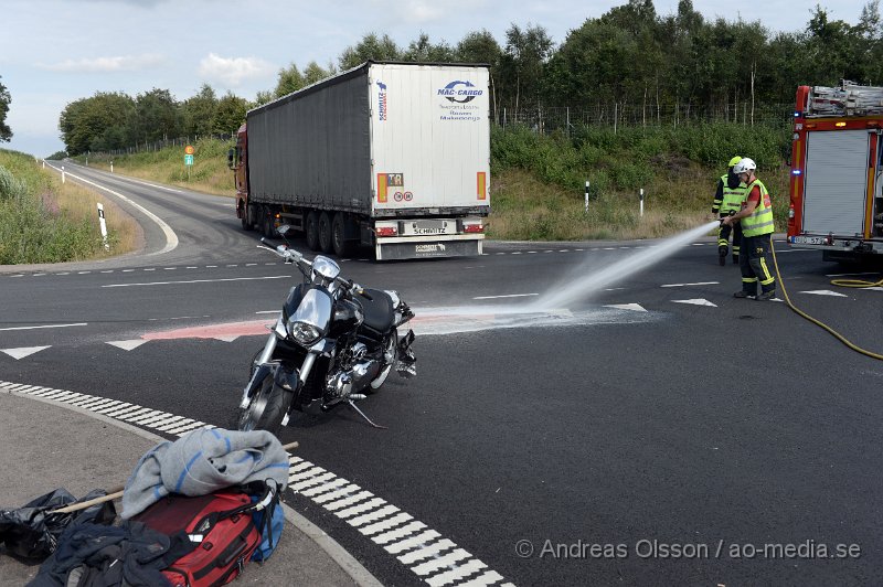 DSC_3357.JPG - Vid 15.53 larmades räddningstjänst, ambulans och polis till Mölletofta där det enligt första uppgifter ska ha varit en kollision mellan en lastbil och en motorcykel. När man kom fram till platsen låg det en motorcykel mitt i korsningen och man påbörjade återlivnings försök på mc föraren. Tyvärr gick inte mannens liv att rädda. Det är oklart hur olyckan har gått till och om motorcykeln har kolliderat med lastbilen eller inte. Vägen var helt avstängd under arbetet.