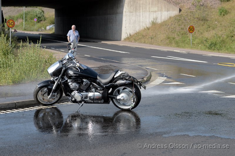 DSC_3361.JPG - Vid 15.53 larmades räddningstjänst, ambulans och polis till Mölletofta där det enligt första uppgifter ska ha varit en kollision mellan en lastbil och en motorcykel. När man kom fram till platsen låg det en motorcykel mitt i korsningen och man påbörjade återlivnings försök på mc föraren. Tyvärr gick inte mannens liv att rädda. Det är oklart hur olyckan har gått till och om motorcykeln har kolliderat med lastbilen eller inte. Vägen var helt avstängd under arbetet.