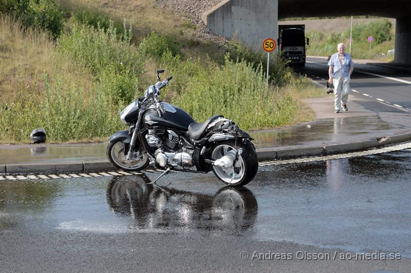 DSC_3364.JPG - Vid 15.53 larmades räddningstjänst, ambulans och polis till Mölletofta där det enligt första uppgifter ska ha varit en kollision mellan en lastbil och en motorcykel. När man kom fram till platsen låg det en motorcykel mitt i korsningen och man påbörjade återlivnings försök på mc föraren. Tyvärr gick inte mannens liv att rädda. Det är oklart hur olyckan har gått till och om motorcykeln har kolliderat med lastbilen eller inte. Vägen var helt avstängd under arbetet.