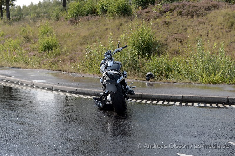 DSC_3366.JPG - Vid 15.53 larmades räddningstjänst, ambulans och polis till Mölletofta där det enligt första uppgifter ska ha varit en kollision mellan en lastbil och en motorcykel. När man kom fram till platsen låg det en motorcykel mitt i korsningen och man påbörjade återlivnings försök på mc föraren. Tyvärr gick inte mannens liv att rädda. Det är oklart hur olyckan har gått till och om motorcykeln har kolliderat med lastbilen eller inte. Vägen var helt avstängd under arbetet.