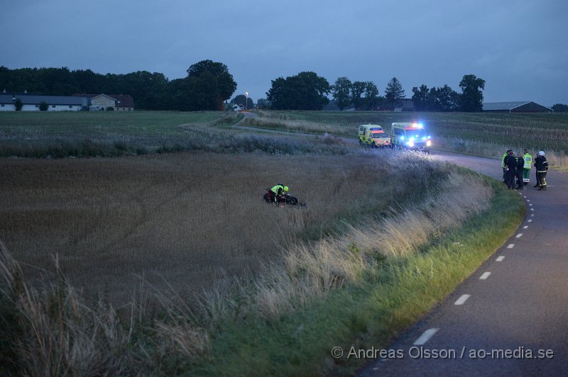 DSC_3406.JPG - Klockan 04,53 larmades Räddningstjänst, ambulans och polis till väg 1781 i Källna strax utanför Klippan. Där en motorcykel kört av vägen ut på en åker, mc föraren låg livlös på åkern och hans liv gick inte att rädda. Det är oklart hur olyckan gått till. Enligt uppgifter från polisen ska mannen vara hemmahörande i Halland och blivit anmäld saknad i söndagskväll, Han hade varit ute och kört motorcykel med flera andra men avvikit från rundan.