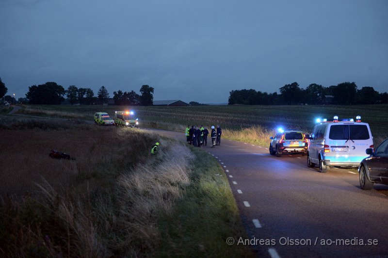 DSC_3410.JPG - Klockan 04,53 larmades Räddningstjänst, ambulans och polis till väg 1781 i Källna strax utanför Klippan. Där en motorcykel kört av vägen ut på en åker, mc föraren låg livlös på åkern och hans liv gick inte att rädda. Det är oklart hur olyckan gått till. Enligt uppgifter från polisen ska mannen vara hemmahörande i Halland och blivit anmäld saknad i söndagskväll, Han hade varit ute och kört motorcykel med flera andra men avvikit från rundan.