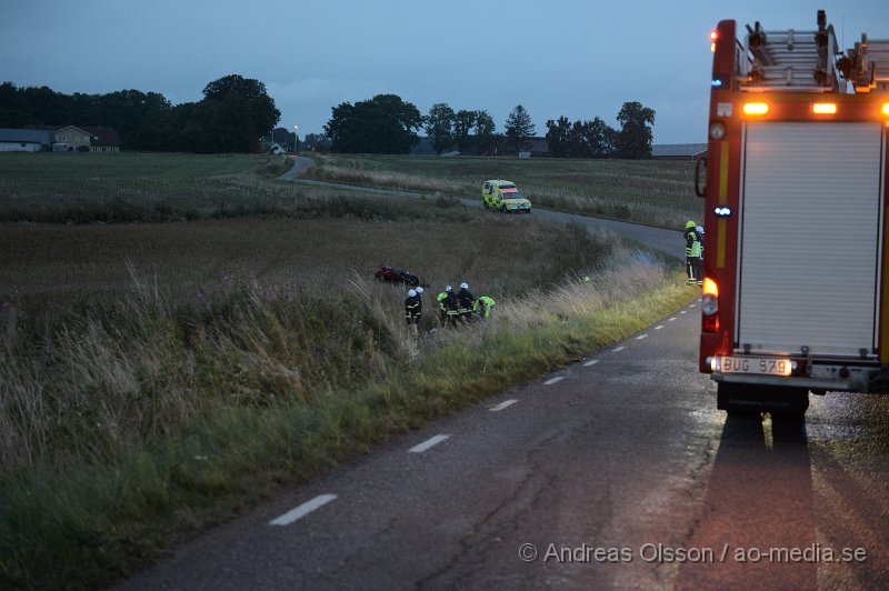 DSC_3412.JPG - Klockan 04,53 larmades Räddningstjänst, ambulans och polis till väg 1781 i Källna strax utanför Klippan. Där en motorcykel kört av vägen ut på en åker, mc föraren låg livlös på åkern och hans liv gick inte att rädda. Det är oklart hur olyckan gått till. Enligt uppgifter från polisen ska mannen vara hemmahörande i Halland och blivit anmäld saknad i söndagskväll, Han hade varit ute och kört motorcykel med flera andra men avvikit från rundan.