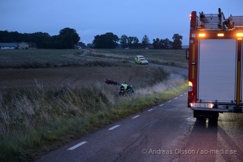 DSC_3416.JPG - Klockan 04,53 larmades Räddningstjänst, ambulans och polis till väg 1781 i Källna strax utanför Klippan. Där en motorcykel kört av vägen ut på en åker, mc föraren låg livlös på åkern och hans liv gick inte att rädda. Det är oklart hur olyckan gått till. Enligt uppgifter från polisen ska mannen vara hemmahörande i Halland och blivit anmäld saknad i söndagskväll, Han hade varit ute och kört motorcykel med flera andra men avvikit från rundan.