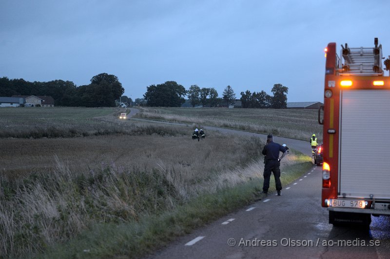 DSC_3417.JPG - Klockan 04,53 larmades Räddningstjänst, ambulans och polis till väg 1781 i Källna strax utanför Klippan. Där en motorcykel kört av vägen ut på en åker, mc föraren låg livlös på åkern och hans liv gick inte att rädda. Det är oklart hur olyckan gått till. Enligt uppgifter från polisen ska mannen vara hemmahörande i Halland och blivit anmäld saknad i söndagskväll, Han hade varit ute och kört motorcykel med flera andra men avvikit från rundan.