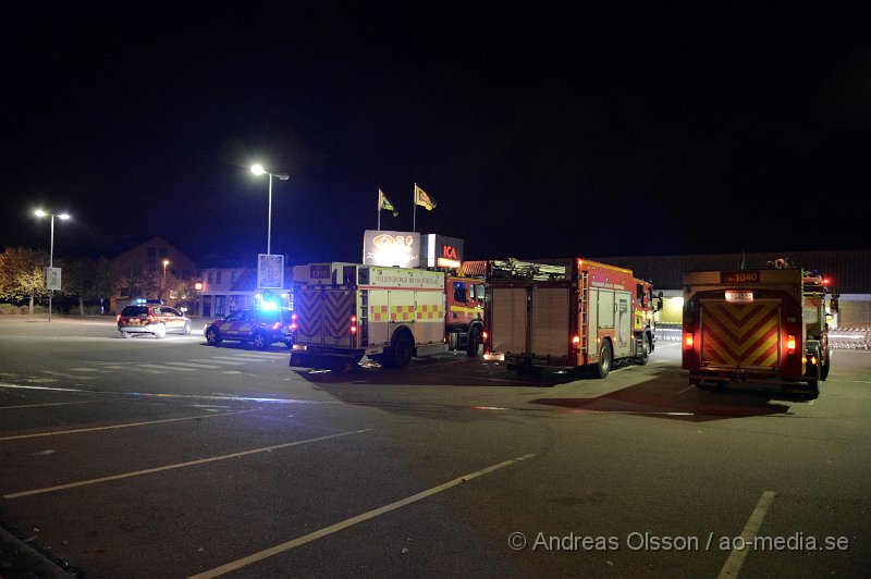 DSC_7347.JPG - Vid 22 tiden larmades räddningstjänsten i Åstorp på ett automatiskt brandlarm till OJ i Åstorp. Väl på plats konstaterade man brand i byggnaden och en större räddnings styrka larmades från bla Klippan och Helsingborg. Det visade sig att någon kastat in någon form av brandbomb i ett fönster till butiken. Branden släcktes ner snabbt av räddningstjänsten och man kontrollerade sedan i byggnade så att branden inte på något vis spridit sig. Det är oklart hur stora skador det blivit inne i butiken.