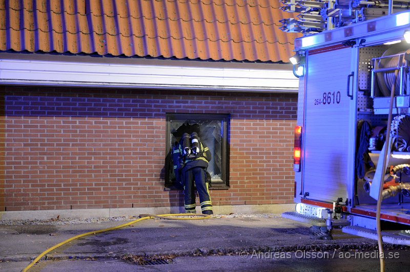 DSC_7350.JPG - Vid 22 tiden larmades räddningstjänsten i Åstorp på ett automatiskt brandlarm till OJ i Åstorp. Väl på plats konstaterade man brand i byggnaden och en större räddnings styrka larmades från bla Klippan och Helsingborg. Det visade sig att någon kastat in någon form av brandbomb i ett fönster till butiken. Branden släcktes ner snabbt av räddningstjänsten och man kontrollerade sedan i byggnade så att branden inte på något vis spridit sig. Det är oklart hur stora skador det blivit inne i butiken.