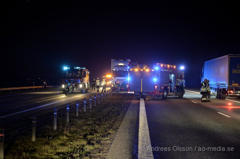 DSC_8453.JPG - Vid 19,40 larmades räddningstjänst, ambulans och polis till en trafikolycka på E4an vid Åstorp. Det var en lastbil som kört in i mitträcket och hamnat mitt på det. En person ska ha befunnit sig i lastbilen och denne var medvetslös enligt inringare. Det är oklart hur olyckan gått till eller vilka skador den inblandade fått men fördes med ambulans till sjukhuset. Vägen var helt avstängd i båda riktiningarna under räddningsarbetet. När bärgnings arbetet påbörjades öppnade man upp ett körfält i vardera riktining.