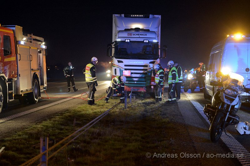 DSC_8455.JPG - Vid 19,40 larmades räddningstjänst, ambulans och polis till en trafikolycka på E4an vid Åstorp. Det var en lastbil som kört in i mitträcket och hamnat mitt på det. En person ska ha befunnit sig i lastbilen och denne var medvetslös enligt inringare. Det är oklart hur olyckan gått till eller vilka skador den inblandade fått men fördes med ambulans till sjukhuset. Vägen var helt avstängd i båda riktiningarna under räddningsarbetet. När bärgnings arbetet påbörjades öppnade man upp ett körfält i vardera riktining.