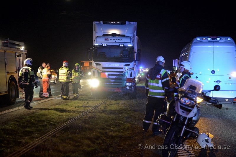 DSC_8459.JPG - Vid 19,40 larmades räddningstjänst, ambulans och polis till en trafikolycka på E4an vid Åstorp. Det var en lastbil som kört in i mitträcket och hamnat mitt på det. En person ska ha befunnit sig i lastbilen och denne var medvetslös enligt inringare. Det är oklart hur olyckan gått till eller vilka skador den inblandade fått men fördes med ambulans till sjukhuset. Vägen var helt avstängd i båda riktiningarna under räddningsarbetet. När bärgnings arbetet påbörjades öppnade man upp ett körfält i vardera riktining.