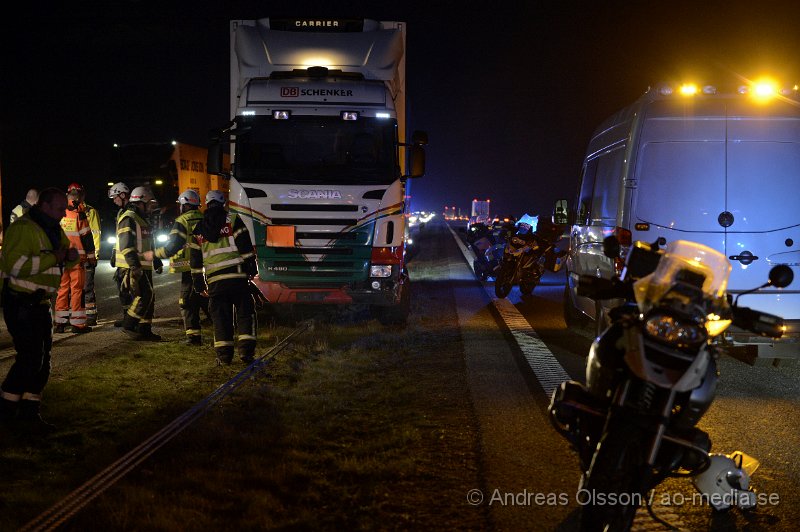 DSC_8464.JPG - Vid 19,40 larmades räddningstjänst, ambulans och polis till en trafikolycka på E4an vid Åstorp. Det var en lastbil som kört in i mitträcket och hamnat mitt på det. En person ska ha befunnit sig i lastbilen och denne var medvetslös enligt inringare. Det är oklart hur olyckan gått till eller vilka skador den inblandade fått men fördes med ambulans till sjukhuset. Vägen var helt avstängd i båda riktiningarna under räddningsarbetet. När bärgnings arbetet påbörjades öppnade man upp ett körfält i vardera riktining.