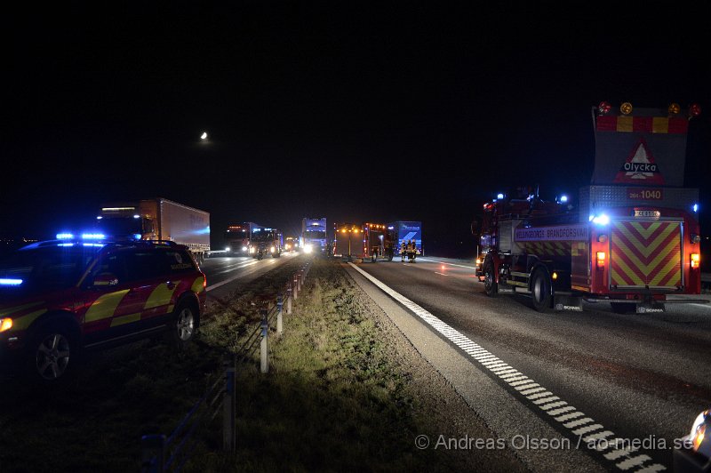 DSC_8466.JPG - Vid 19,40 larmades räddningstjänst, ambulans och polis till en trafikolycka på E4an vid Åstorp. Det var en lastbil som kört in i mitträcket och hamnat mitt på det. En person ska ha befunnit sig i lastbilen och denne var medvetslös enligt inringare. Det är oklart hur olyckan gått till eller vilka skador den inblandade fått men fördes med ambulans till sjukhuset. Vägen var helt avstängd i båda riktiningarna under räddningsarbetet. När bärgnings arbetet påbörjades öppnade man upp ett körfält i vardera riktining.