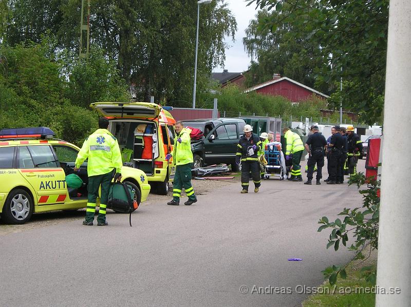 P1016865.JPG - Vid 13,10 tiden idag larmades Räddningstjänsten, Polis och Ambulans till återvinningsgården i Klippan då en personbil kört in i grinden/staketet då man tror att föraren fått ett epileptiskt anfall och tappat kontrollen över bilen. Föraren var vid medvetande när personal kom till plats och han verkar inte ha fått några allvarliga skador men fördes ändå med Ambulans till sjukhus för kontroll.