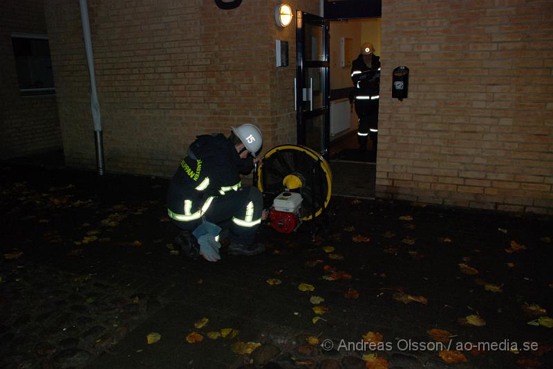 DSC_0141.JPG - Vid 22.30 larmades Räddningstjänsten från Klippan och Åstorp samt Ambulans från Perstorp till en lägenhetsbrand på Allegatan i Klippan. Det var någon sorts plast som hade börjat brinna eller smält som startade larmet. I fastigheten finns där ett gruppboende och ett automatlarm men detta hade inte fungerat. Personen som bodde i lägenheten där rökutvecklingen var fick föras till Helsingborgs Lasarett med Ambulans för kontroll.