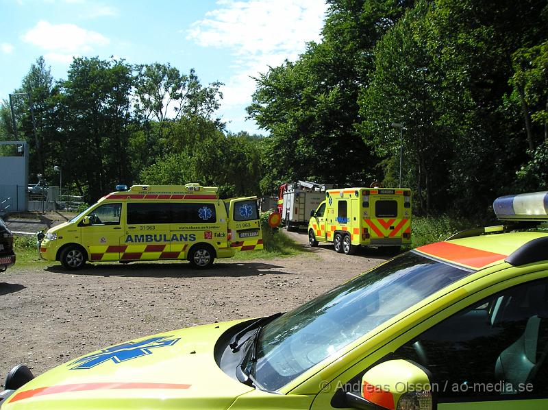P1016566.JPG - Vid 15,40 tiden idag larmades räddningstjänst, Ambulans och Polis till en drunknings olycka i Forsmöllan i Klippan.Det var ett stort pådrag med läkarbil, ambulanser m.m. Det var en liten flicka i 5 års åldern som hade trillat ner i vattnet. Ambulans och räddnings personal höll på med Hjärt-lungräddning i ca 20 minuter och sedan fördes flickan medvetslös till Universitets Sjukhuset i Lund.