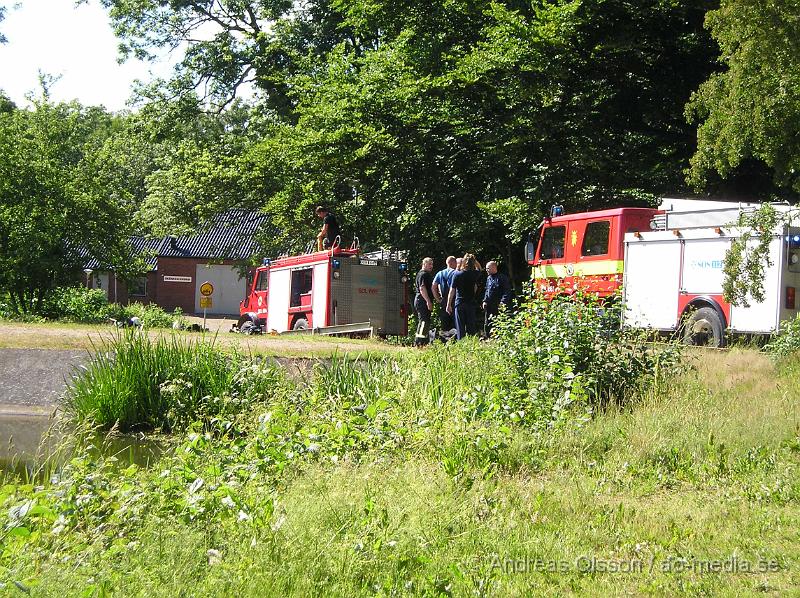 P1016573.JPG - Vid 15,40 tiden idag larmades räddningstjänst, Ambulans och Polis till en drunknings olycka i Forsmöllan i Klippan.Det var ett stort pådrag med läkarbil, ambulanser m.m. Det var en liten flicka i 5 års åldern som hade trillat ner i vattnet. Ambulans och räddnings personal höll på med Hjärt-lungräddning i ca 20 minuter och sedan fördes flickan medvetslös till Universitets Sjukhuset i Lund.